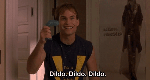 Stifler de American Pie faisant gigoter un dildo entre ses mains.